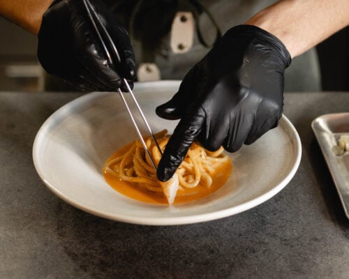 Taormina, lo chef Antonio Minuti apre il ristorante “Ethica” e presenta alcuni piatti del 2023